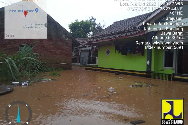 Hujan yang mengguyur Kabupaten Bandung dan sekitarnya sejak pukul 14.00 WIB pada Selasa (18/10/2022) menyebabkan aliran sungai Citalugtug yang melintasi Kecamatan Banjaran meluap dan merendam beberapa Kampung di Kecamatan Banjaran.