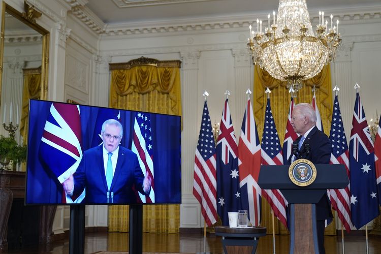Presiden Amerika Serikat (AS)Joe Biden mendengarkan Perdana Menteri Australia Scott Morrison dan Perdana Menteri Inggris Boris Johnson, ketika mereka mengumumkan pakta kerja sama di East Room Gedung Putih, Washington DC, 15 September 2021.