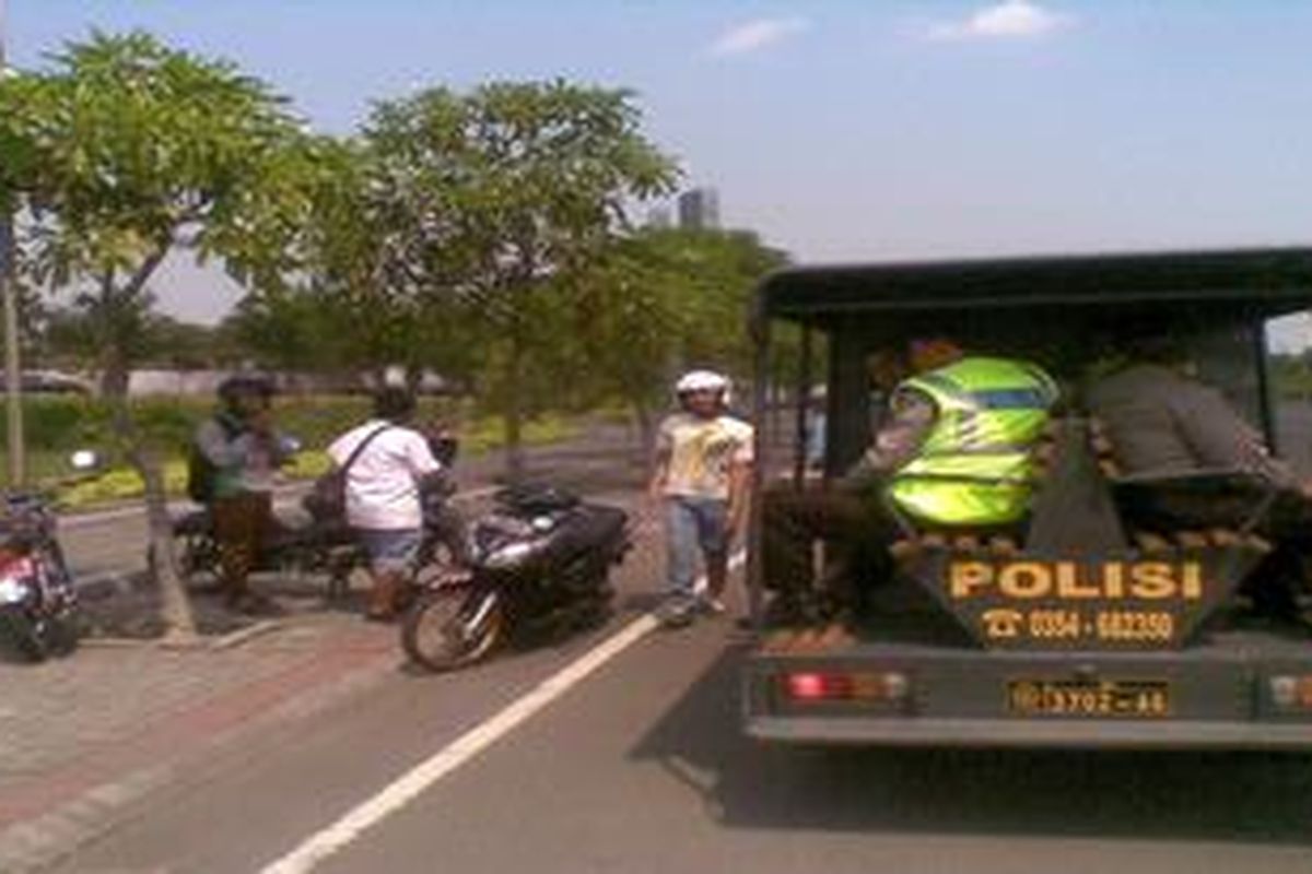 Petugas membubarkan kerumunan pelajar yang tengah merayakan kelulusan ujian nasional di Kediri Jawa Timur, Sabtu (26/5/2012). Kendaraan yang tidak sesuai standar kelayakan dikenakan tilang.