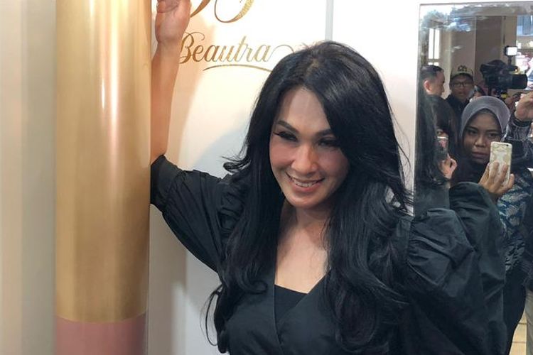 Aktris Cut Sarra di acara peluncuran Beautra Cosmetics.