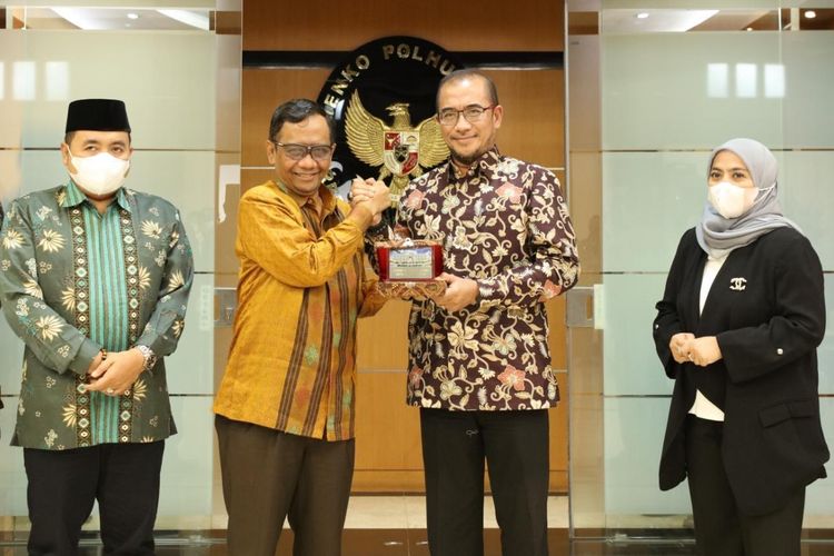 Menko Polhukam Mahfud MD bersama Ketua KPU Hasyim Asy’ari.