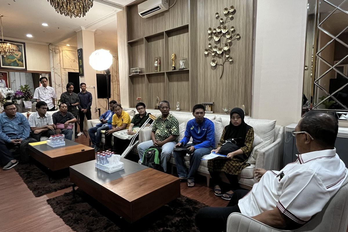 Wakil Wali Kota Surabaya Armuji saat mendengarkan aduan masyarakat Surabaya di Rumah Aspirasi di Jalan Wali Kota Mustajab No. 78 Kota Surabaya, Selasa (17/6/2025).