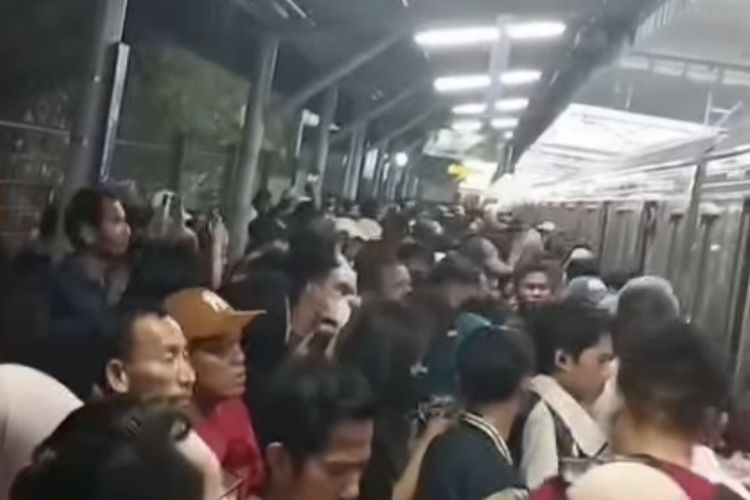 Percikan Api di LAA, Perjalanan KRL Rangkasbitung Terganggu Sore Ini
