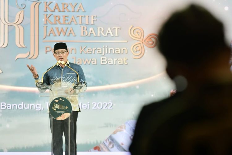 Gubernur Jawa Barat Ridwan Kamil saat memberikan sambutan dalam acara Karya Kreatif Jabar (KKJ) dan Pekan Kerajinan Jawa Barat (PKJB) 2022 di Trans Convention Centre Bandung, Sabtu (14/5/2022).