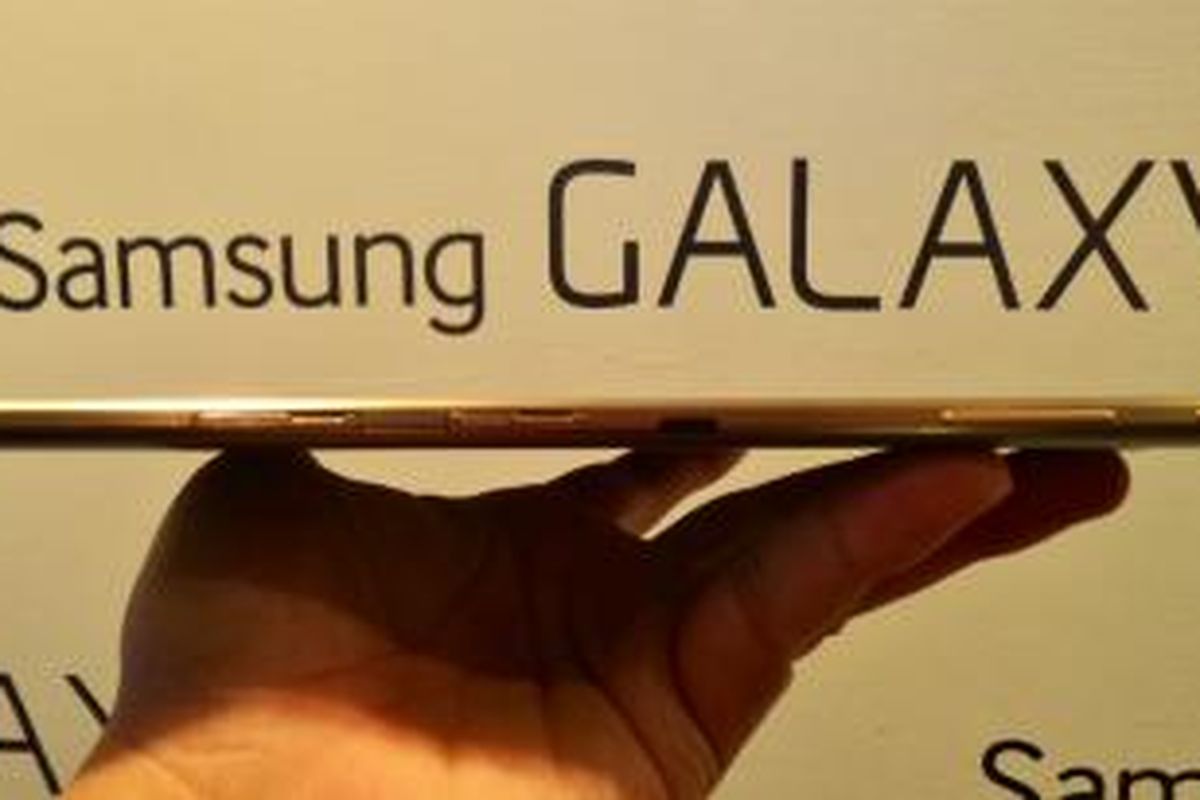 Samsung Galaxy S 10,5 inch. Tebalnya 6,6 inch dengan berat 467 gram.