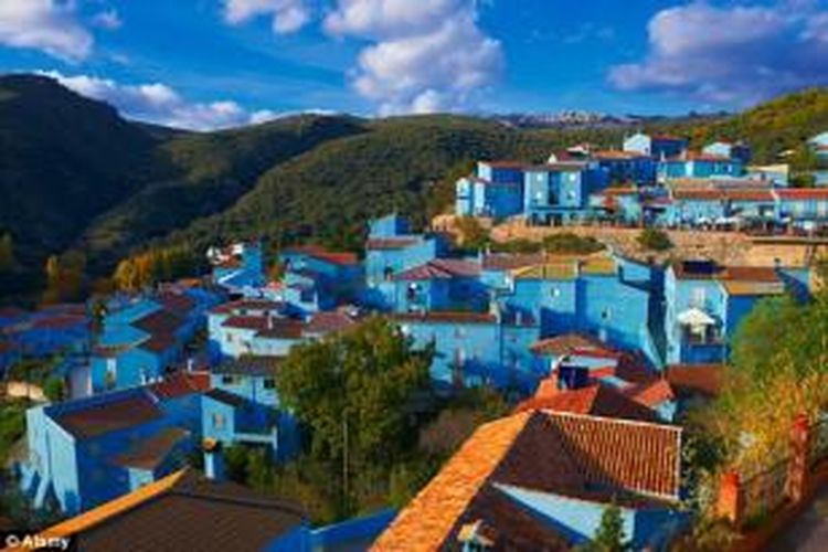 Desa Juzcar di Spanyol. Rumah-rumah di desa ini berwarna biru. 