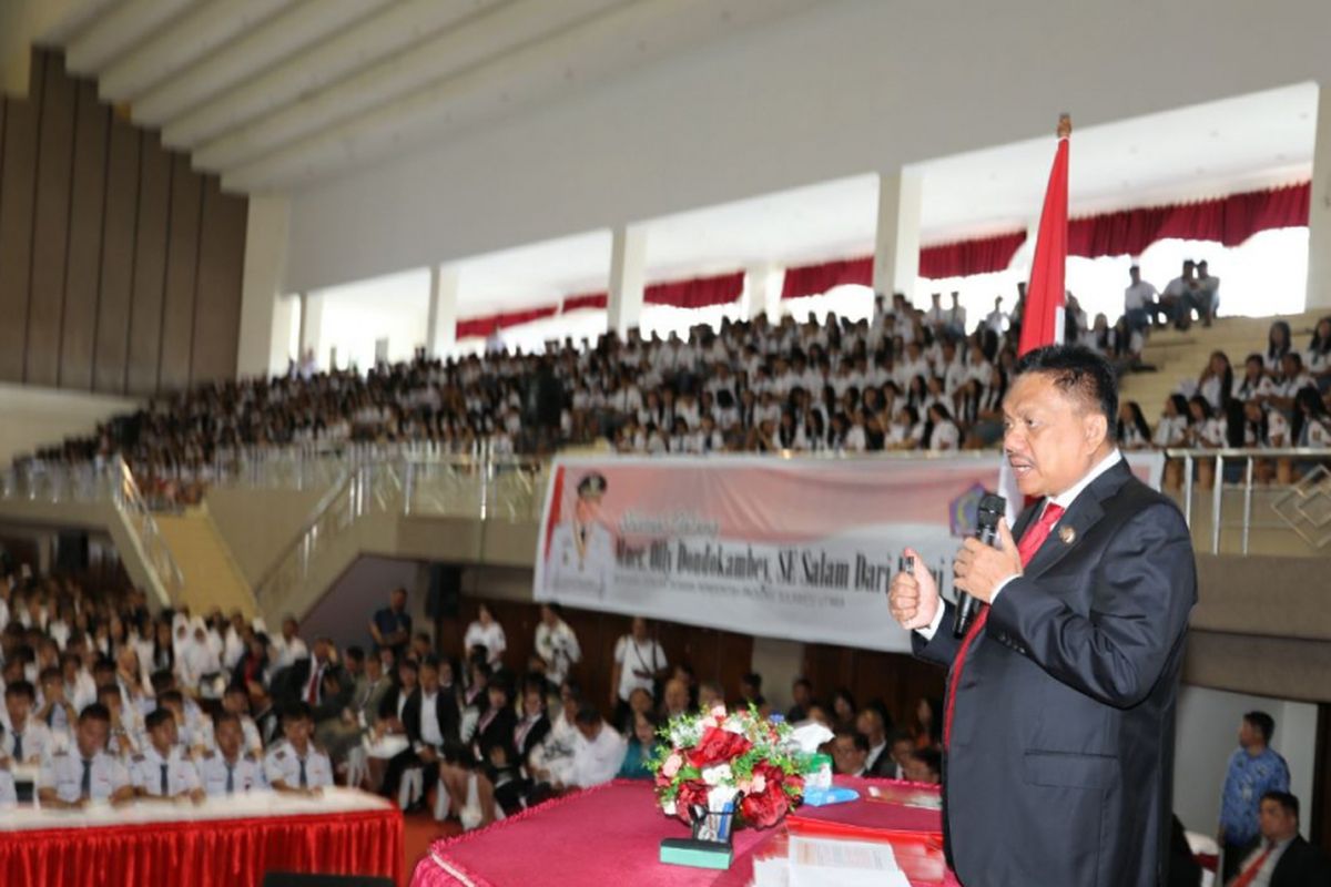 Gubernur Sulawesi Utara, Olly Dondokambey, menyampaikan materi Empat Pilar Kebangsaan dalam kegiatan Gubernur Mengajar di Kabupaten Minahasa, Rabu (2/5/2018).