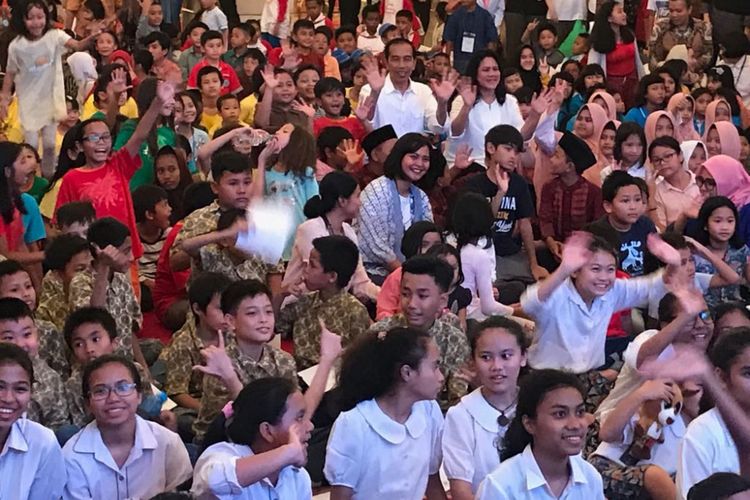 Presiden Joko Widodo dan Ibu Negara Iriana Jokowi berfoto bersama anak-anak yang diundang ke Istana Presiden, Jakarta, Jumat (20/7/2018).