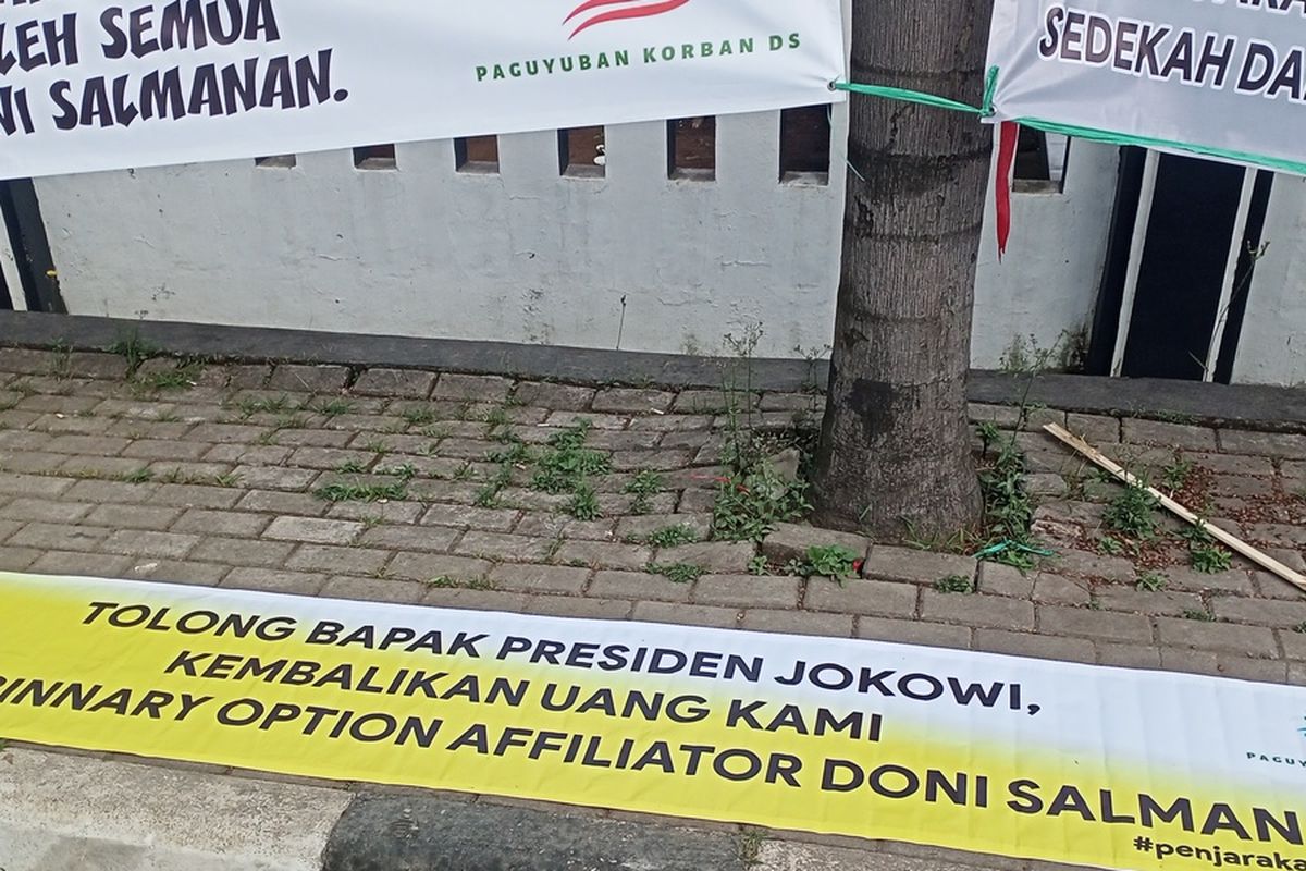 Sejumlah Korban Doni Salmanan menghadiri sidang perdana di PN Bale Bandung, pada Kamis (4/8/2022). Tak hanya itu, banner bertuliskan tuntutan kepada Doni Salmanan terpasang di PN Bale Bandung.