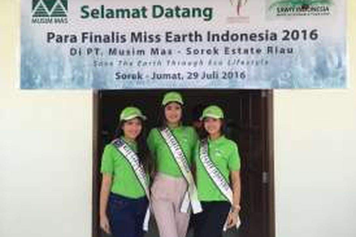 Miss Earth Indonesia 2015 dalam acara kunjungan Miss Earth Indonesia 2016 ke perkebunan kelapa sawit PT Musim Mas di Pekanbaru, Riau, Jumat (29/7/2016).