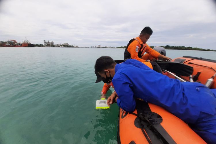 Tim SAR melakukan upaya pencarian penyelam hilang di Puloampel, Serang.
