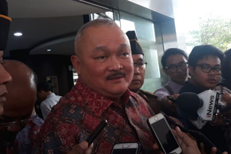 Mantan Gubernur Sumatera Selatan, Alex Noerdin usai diperiksa di Gedung Bundar Kejagung RI, Jakarta.