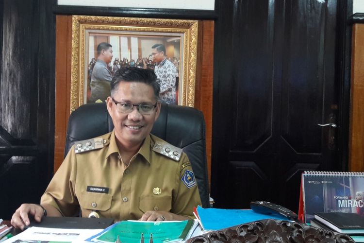 Wali Kota Kendari Sulkarnain Kadir di ruangan kerjanya