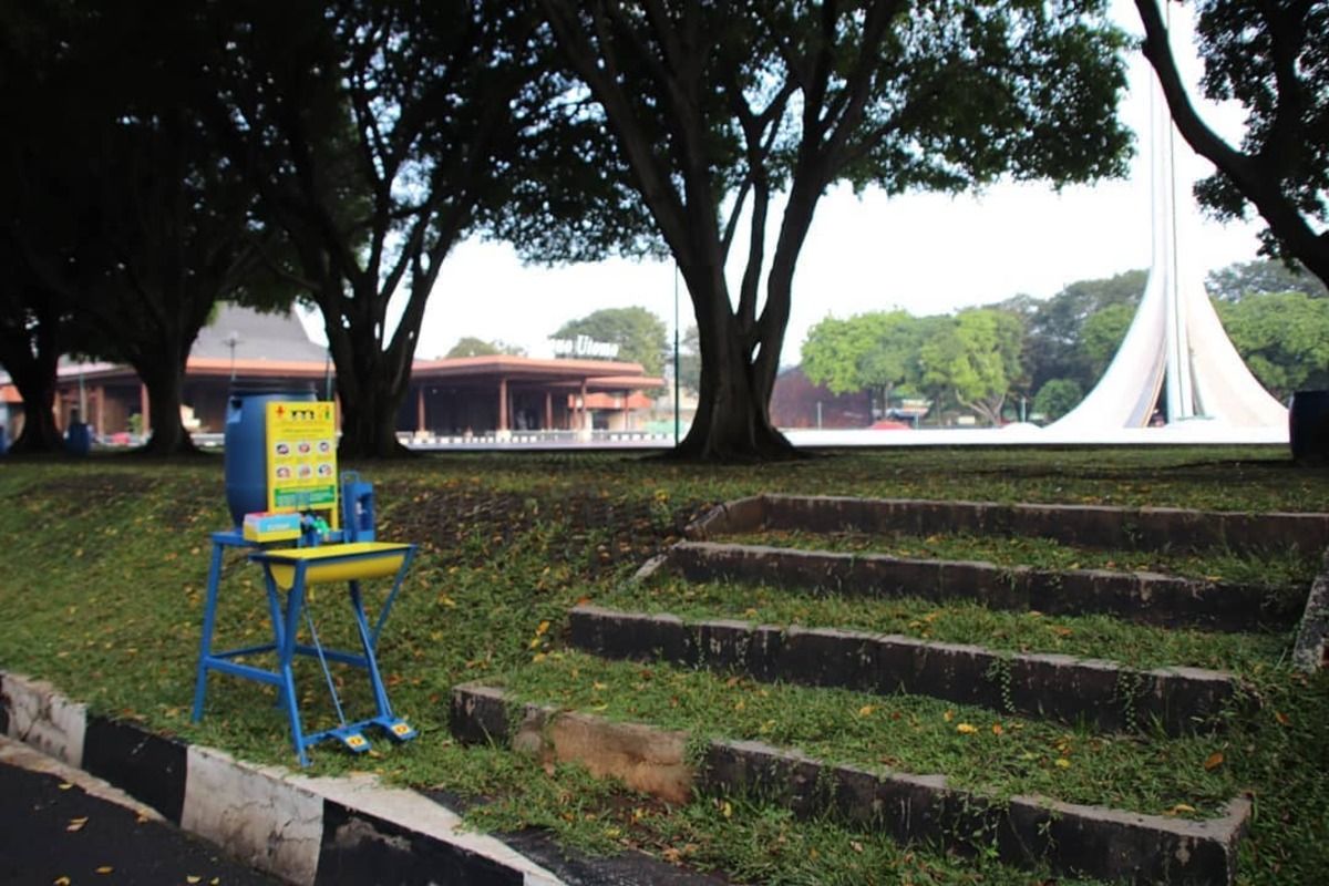 Tempat cuci tangan tersedia di sejumlah titik di dalam area Taman Mini Indonesia Indah (TMII), Jakarta Timur, Kamis (18/6/2020).