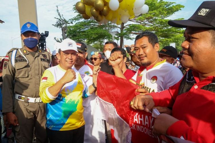 Gubernur Kepulauan Riau (Kepri) Ansar Ahmad membagikan 2.000 bendera merah putih di Kabupaten Karimun, Kepulauan Riau, Minggu (14/8/2022) 


