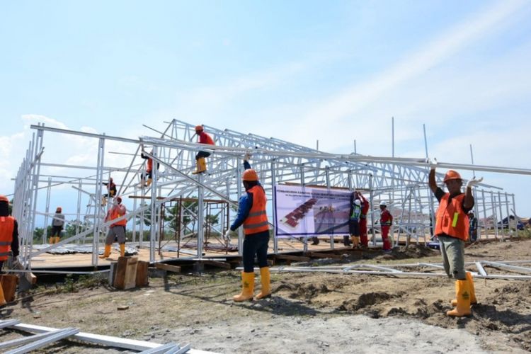 Pembangunan hunian sementara (huntara) untuk korban gempa bumi di Sulawesi Tengah.