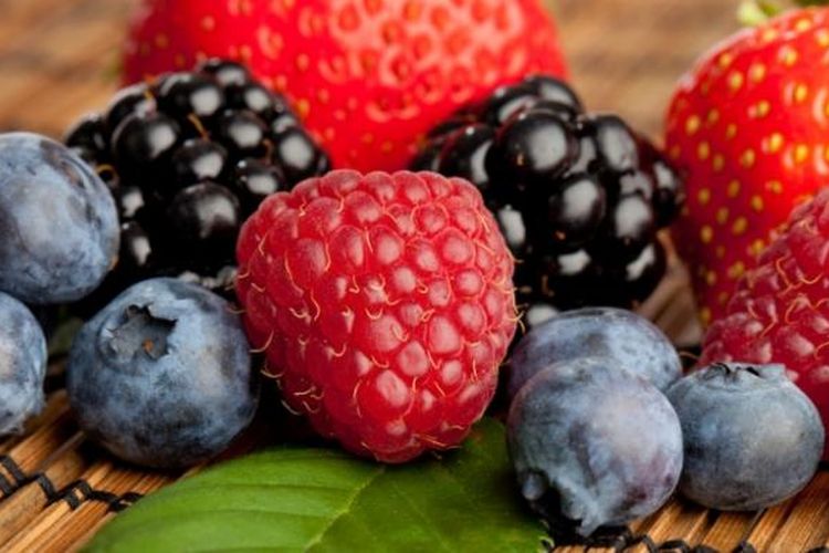 Kelompok buah berries mengandung anthocyanin, zat yang merupakan pigmen pemberi warna merah, ungu, dan biru, dan mengandung antioksidan yang tinggi. 