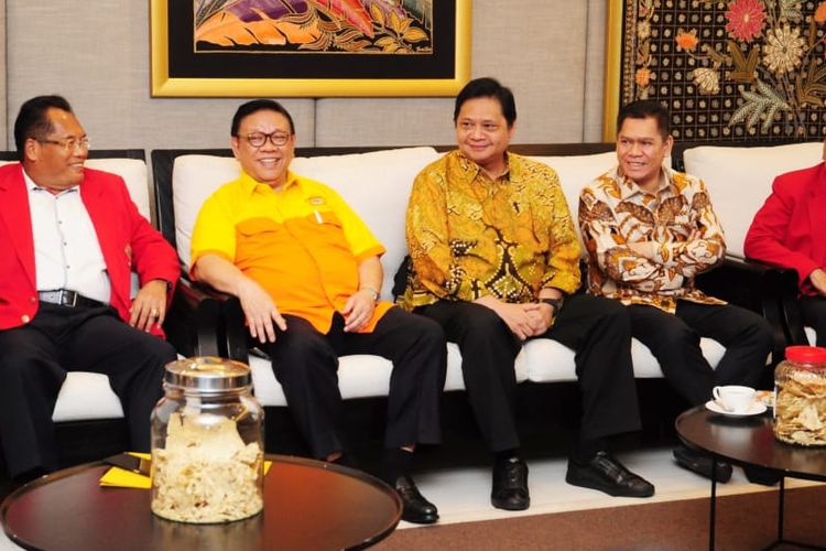 (Kanan ke kiri) sesepuh SOKSI Oetojo oesman,  Ketua Umum Kosgoro 1957 Agung Laksono, Ketua Umum Golkar Airlangga Hartanto, Sekjen MKGR Adies Kadir, DPP SOKSI Aliwongso Sinaga bertemu membahas pemilihan Ketua Umum Golkar diperiode berikutnya, di Jalan Widya Chandra III Nomor 6, Jakarta.

