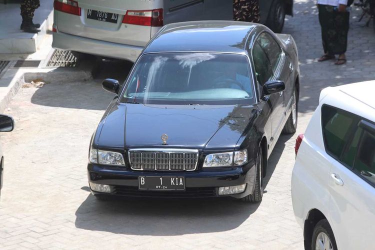 Mobil bekas milik Presiden RI ke-4 Abdurrahman Wahid (Gus Dur) dengan nomor polisi B 1 KIA kini menjadi milik pengusaha asal Pamekasan, Khaerul Umam yang dibeli Rp 400 juta.