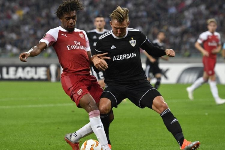 Alex Iwobi berebut bola dengan Jakub Rzezniczak saat Qarabag menjamu Arsenal di Baku dalam lanjutan Liga Europa, 4 Oktober 2018. 