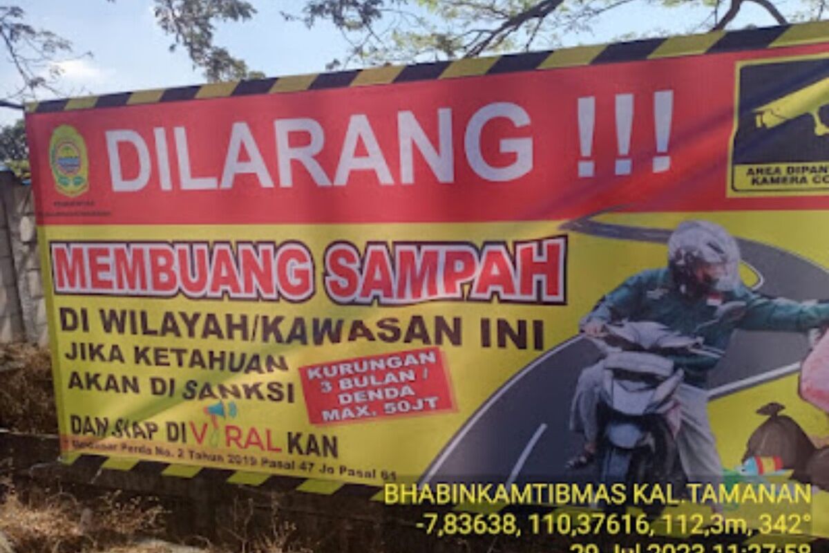 Spanduk larangan buang sampah sembarangan di Bantul