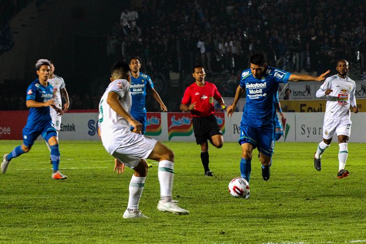 Winger Persib Bandung, Esteban Vizcarra, mencoba melepaskan tembakan jarak jauh saat timnya bersua PSS Sleman, di Stadion Si Jalak Harupat, Minggu (15/3/2020).