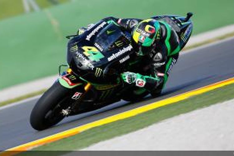 Pebalap Yamaha Tech 3 asal Spanyol, Pol Espargaro memacu motornya di Sirkuit Valencia pada sesi uji coba resmi MotoGP, Senin (11/11/2013).