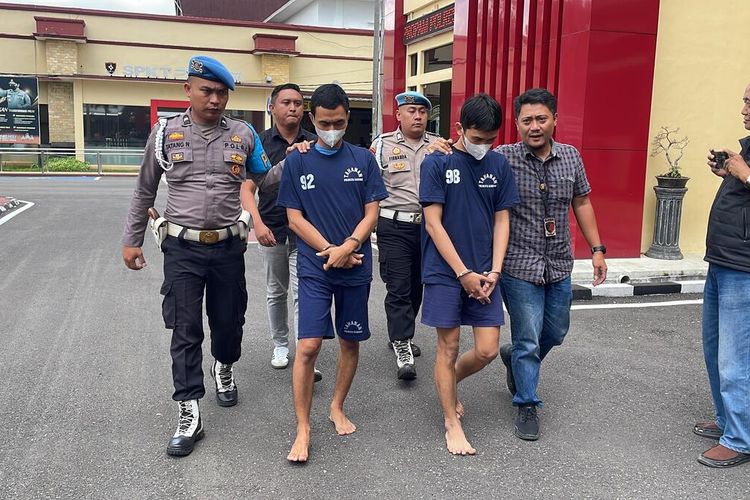 Lutfi Setiawan (33) dan Cep Iin (31) pelaku penjual sepatu bermerk tanpa izin saat digiring jajaran kepolisian Polresta Bandung, Selasa (5/3/2024)