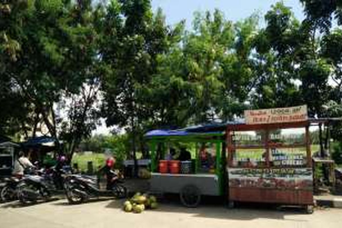 Warga Rusun Marunda berjualan di samping lahan kosong seberang Masjid Rusun Marunda, Cilincing, Jakarta Utara, Jumat (29/4/2016).