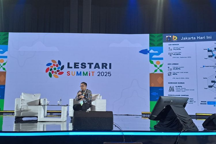Kepala Bidang Perekonomian Bappeda DKI Jakarta Feirully Irzal saat memaparkan Mapping Out Urban Problems & Building a Sustainable City dalam Lestari Summit and Award 2025 yang digelar di Raffles Hotel Jakarta, Kamis (2/10/2025).