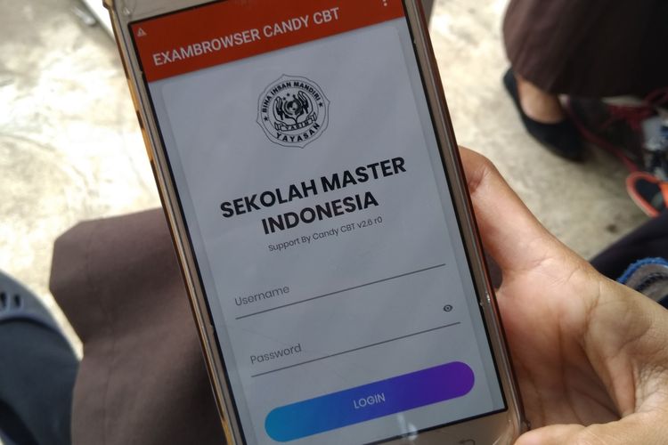 Siswa kelas 3 SMA Sekolah Master sedang login untuk melaksanakan UAS Online pertama mereka.