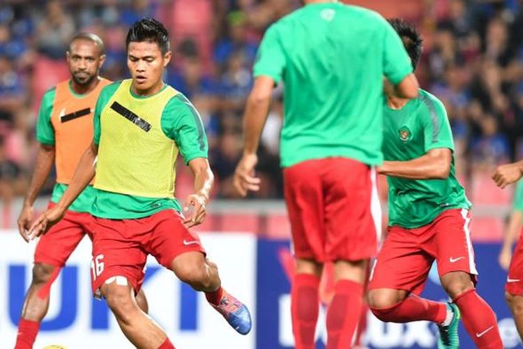 Fachruddin Aryanto dkk melakukan pemanasan jelang final kedua Piala AFF 2016 di Stadion Rajamangala, Sabtu (17/12/2016).