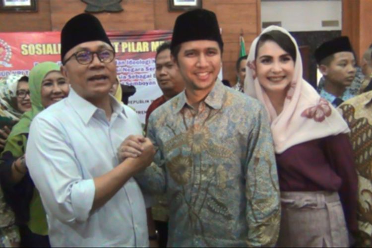 Ketua Umum Partai Amanat Nasional Zulkifli Hasan (kemeja putih), bersama bakal calon wakil gubernur Jawa Timur Emil Elestianto Dardak (7/2/2018).