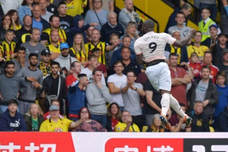 Striker Manchester United, Romelu Lukaku, merayakan gol di depan suporter Watford pada laga Liga Inggris di Stadion Vicarage Road, 15 September 2018.
