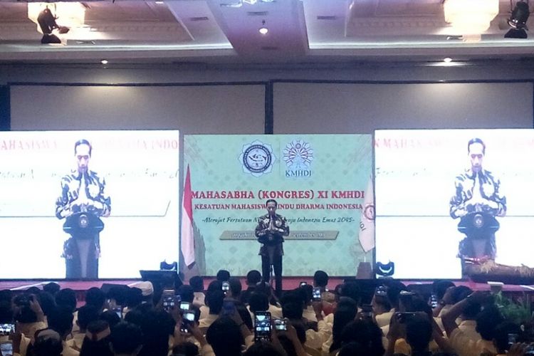 Presiden Joko Widodo saat berpidato di pembukaan  Kongres Mahasabha XI KMHDI (Kesatuan Mahasiswa Hindu Dharma Indonesia) di Hotel The Rich, Yogyakarta, Rabu (29/08/2018) 