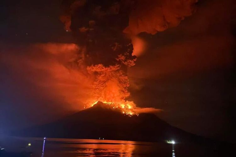 Terlihat erupsi ekplosif di Gunung Ruang Kabupaten Sitaro Provinsi Sulawesi Utara