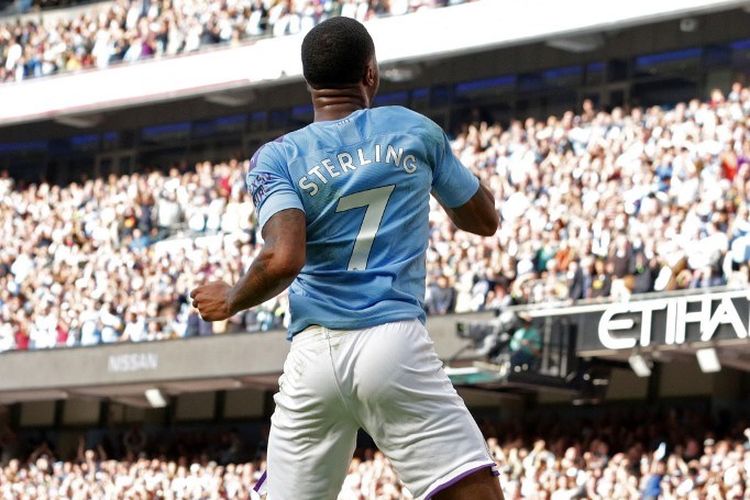 Raheem Sterling merayakan golnya pada pertandingan Manchester City vs Tottenham Hotspur di Stadion Etihad dalam lanjutan Liga Inggris, 17 Agustus 2019. 