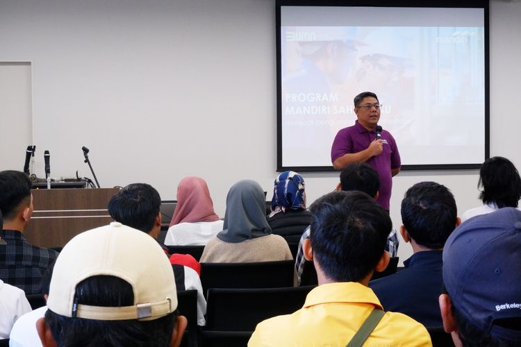 Senior VP Government Project Bank Mandiri Hendrianto Setiawan terlihat sedang menyampaikan informasi terkait program Mandiri Sahabatku kepada PMI di Tokyo, Jepang. 