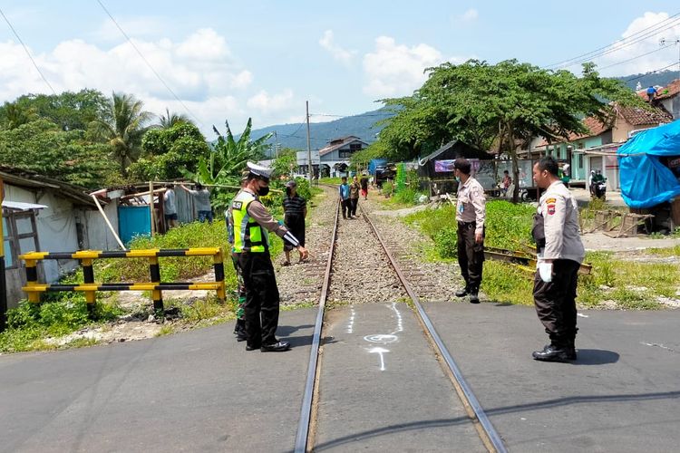 Anggota Satlantas Polres Semarang melakukan olah TKP kecelakaan yang melibatkan kereta api wisata