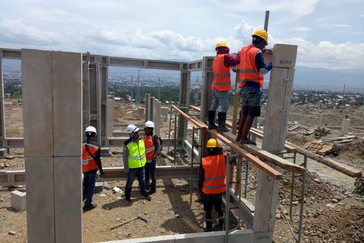 Proses pembangunan hunian tetap (huntap) bagi korban bencana alam di Palu, Sulawesi Tengah.