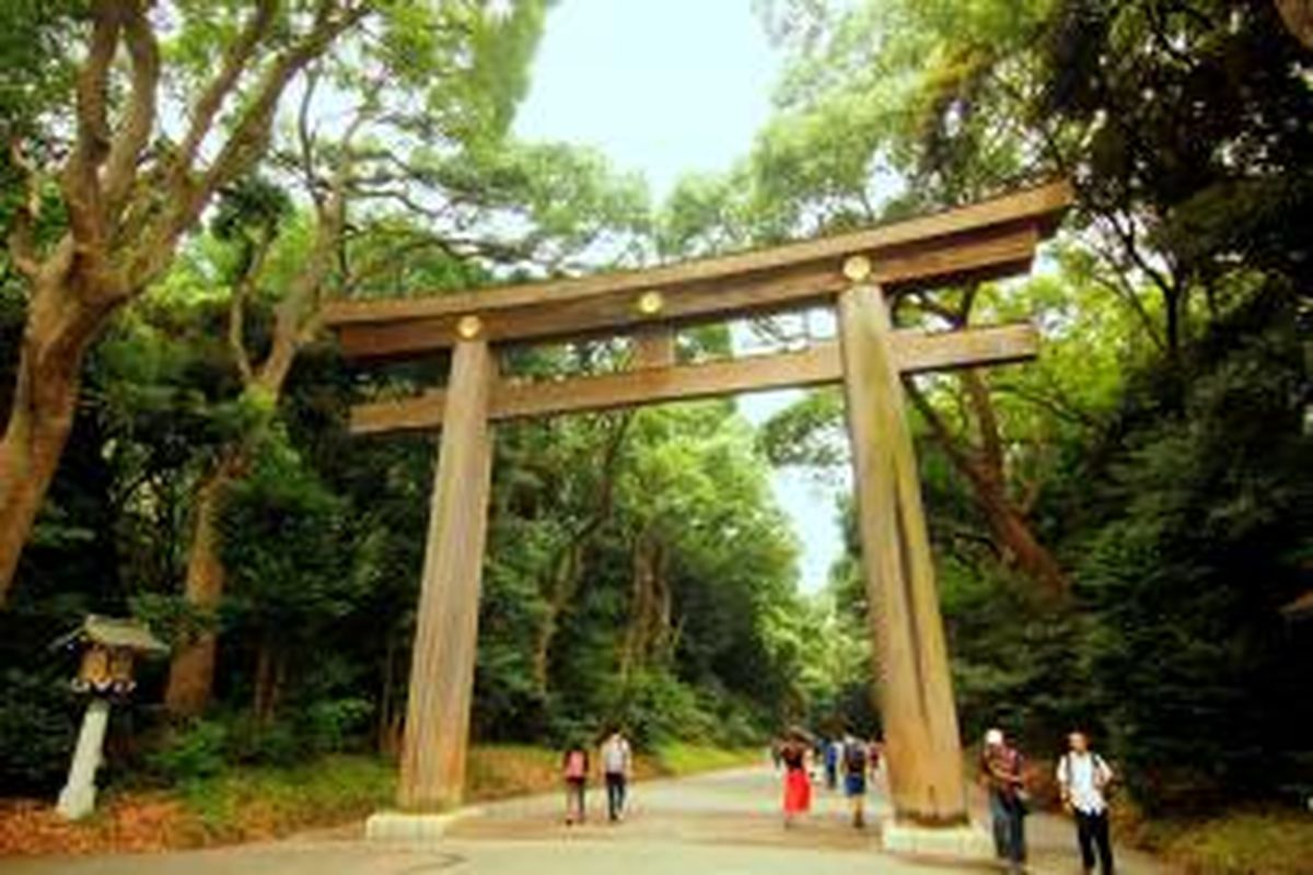 Pintu gerbang kayu atau torii menuju Kuil Meiji di Shibuya, Tokyo.