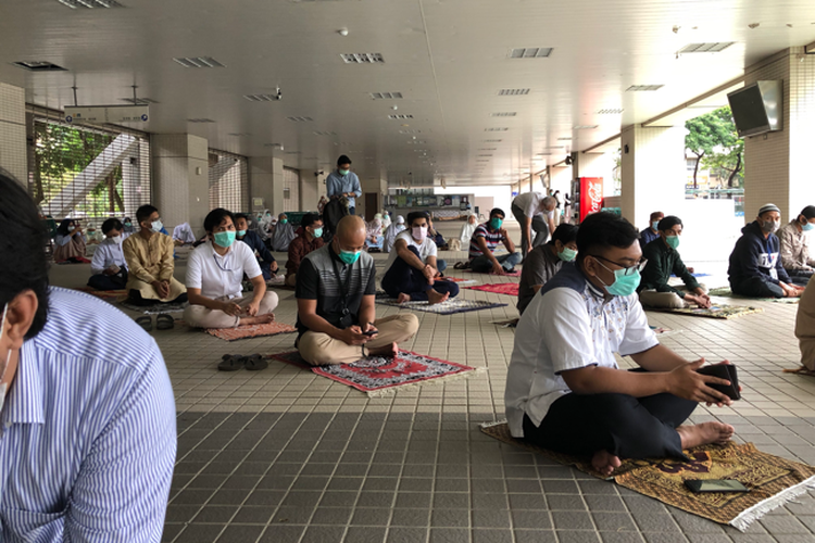 Pelaksanaan salat Idul Fitri di sekitar pelataran area olahraga kampus NTUST, Taiwan.