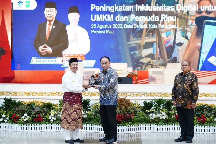 Menkominfo Budi Arie Setiadi bersama Gubri Syamsuar menghadiri dialog publik bertajuk Peningkatan Inklusivitas Digital untuk UMKM dan Pemuda Riau, Jumat (25/8/2023).