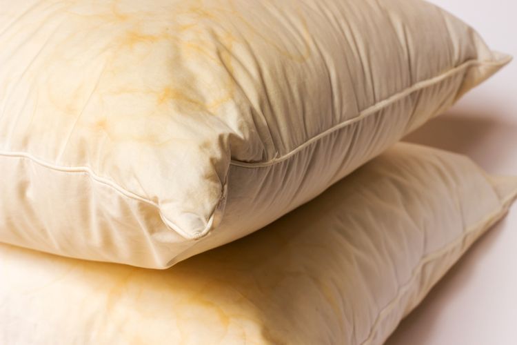 Mengapa Bantal Bisa Menguning dan Bagaimana Mengatasinya?
