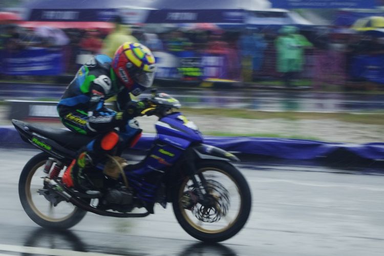 Pebalap Yamaha Cup Race (YCR) 2020 seri perdana di sirkuit gokart, Boyolali, Minggu (1/3/2020) dalam kondisi cuaca hujan.