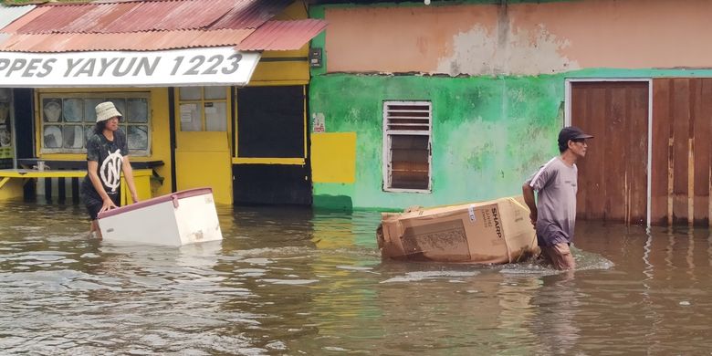 Sejumlah warga mengungsi ke tempat yang aman dengan membawa barang-barang seadanya untuk menghindari banjir di Kota Gorontalo.