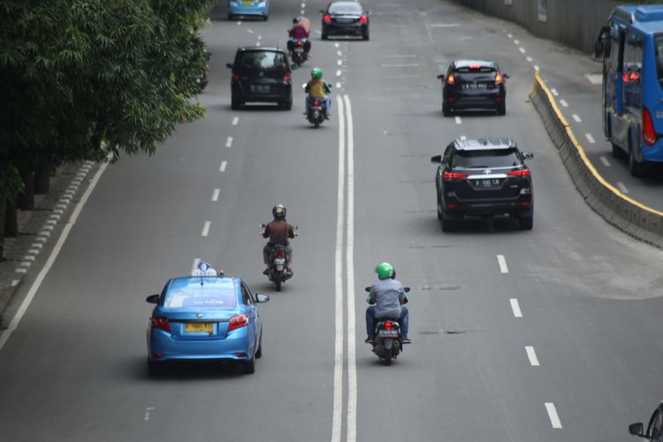 Pengendara sepeda motor melintas di Jalan MH Thamrin, Jakarta, Minggu (28/1/2018). Gubernur DKI Jakarta Anies Baswedan memastikan akan menaati putusan Mahkamah Agung (MA) yang membatalkan Peraturan Gubernur (Pergub) DKI Jakarta tentang larangan sepeda motor melintas di sepanjang Jalan MH Thamrin hingga Jalan Medan Merdeka Barat di Jakarta. 