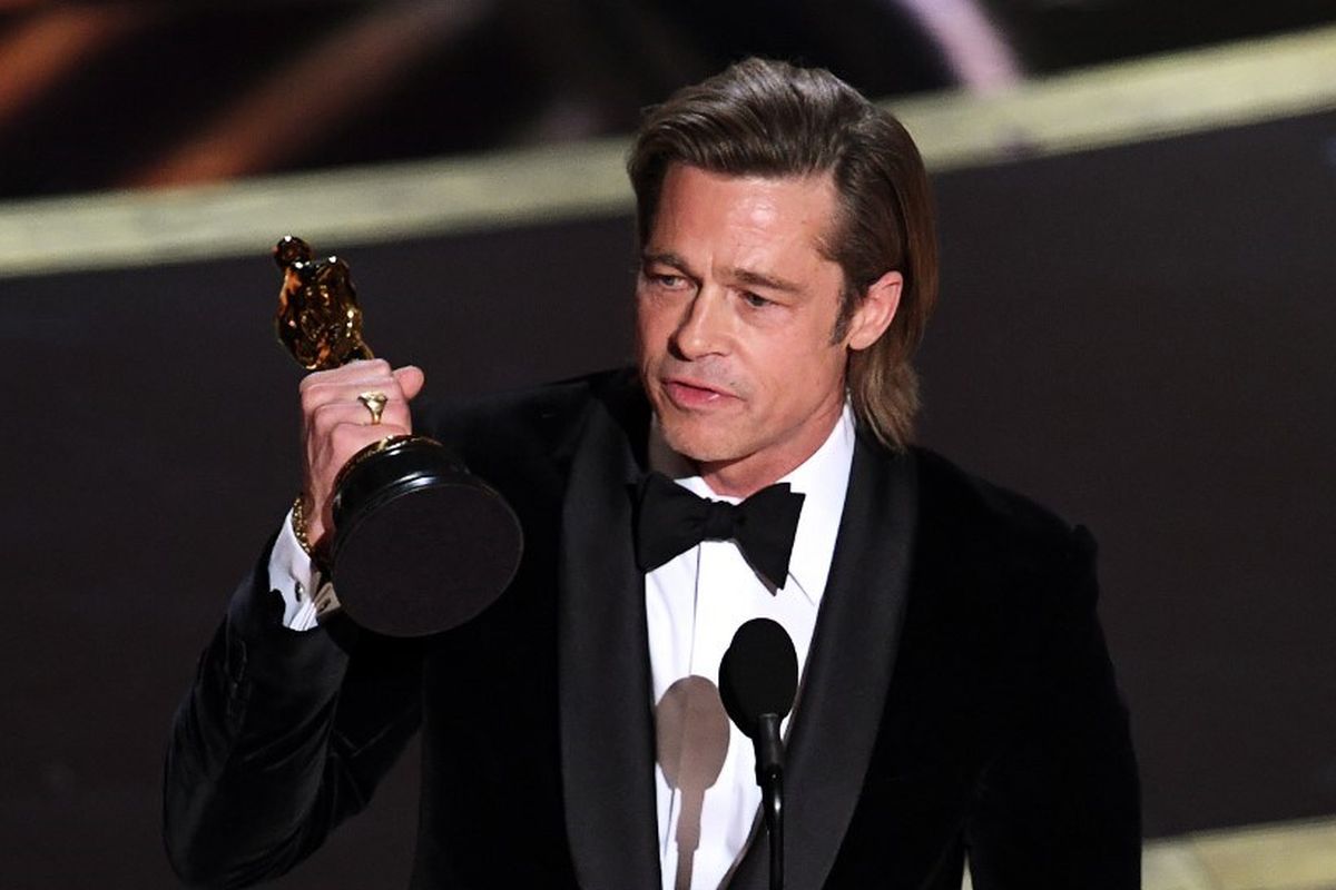 Brad Pitt meraih Oscar sebagai pemeran pembantu pria terbaik di Academy Awards 2020 atas aktingnya di film Once Upon a Time...in Hollywood. Oscar 2020 digelar di  Dolby Theatre, Hollywood, California, pada Minggu (9/2/2020).