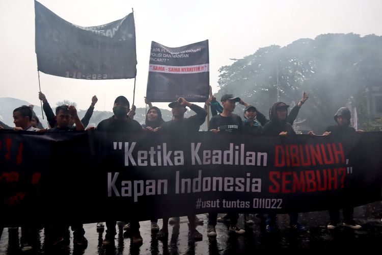 Sejumlah suporter Arema FC, Aremania membentangkan spanduk kekecewaan saat melakukan aksi damai menuntut keadilan Tragedi Kanjuruhan yang dilaksanakan di Kota Malang, Kamis (10/11/2022) siang.