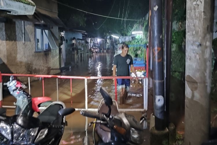 Banjir melanda permukiman warga RT 03 RW 03 di Jalan NIS, Cilandak Timur, Pasar Minggu, Jakarta Selatan, pada Senin (13/6/2022) malam. 